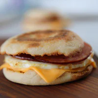 https://image.sistacafe.com/w200/images/uploads/content_image/image/21947/1438023137-Homemade-Egg-McMuffin-Recipe.jpg