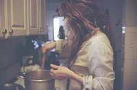 https://image.sistacafe.com/w200/images/uploads/content_image/image/220510/1475139717-cook-cooking-girl-hair-Favim.com-212868.jpg