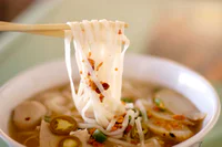 https://image.sistacafe.com/w200/images/uploads/content_image/image/220555/1475141789-thai_noodle_soup.jpg