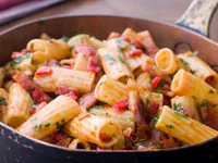 https://image.sistacafe.com/w200/images/uploads/content_image/image/220923/1475168227-Pan-of-Rigatoni-Pasta-with-Tomato-and-Pancetta-Sauce.jpg
