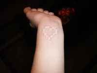 https://image.sistacafe.com/w200/images/uploads/content_image/image/222248/1475485140-White-Ink-8-Bit-Heart-Tattoo-On-Wrist-1.jpg