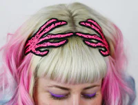 https://image.sistacafe.com/w200/images/uploads/content_image/image/225484/1475752658-Skeleton-Hands-Headband-pink.jpg
