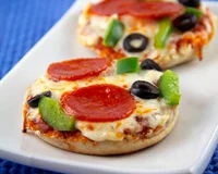 https://image.sistacafe.com/w200/images/uploads/content_image/image/22584/1438148217-pepperoni_and_veggie_mini_pizzas.jpg