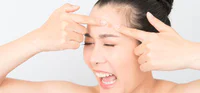 https://image.sistacafe.com/w200/images/uploads/content_image/image/228643/1476178634-Asian-woman-squeezing-pimples.jpg
