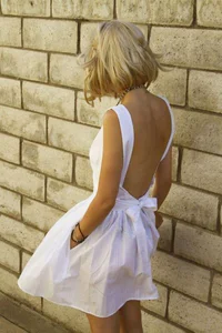 https://image.sistacafe.com/w200/images/uploads/content_image/image/228939/1476198747-White-Backless-Dress-with-Bows.jpg
