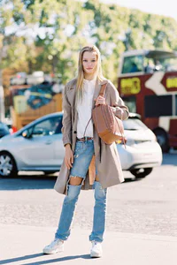 https://image.sistacafe.com/w200/images/uploads/content_image/image/229014/1476206093-fall-neutral-inspired-street-style-look-bmodish.jpg