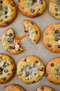 https://image.sistacafe.com/w200/images/uploads/content_image/image/229342/1476258873-Caramel-Stuffed-Chocolate-Chip-Cookies.jpg