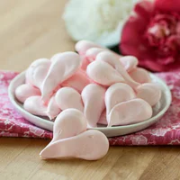 https://image.sistacafe.com/w200/images/uploads/content_image/image/229621/1476282723-strawberry-meringue-hearts-21.jpg