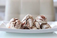 https://image.sistacafe.com/w200/images/uploads/content_image/image/229656/1476284063-chocolate-swirl-meringue-cookies.jpg
