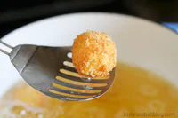 https://image.sistacafe.com/w200/images/uploads/content_image/image/230751/1476506944-Fried-Loaded-Mashed-Potato-Balls-recipe-Taste-and-Tell-9.jpg