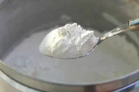 https://image.sistacafe.com/w200/images/uploads/content_image/image/23250/1438309141-spoonful-of-flour.jpg