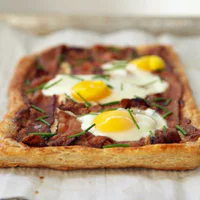https://image.sistacafe.com/w200/images/uploads/content_image/image/233293/1476942857-Bacon-Egg-Breakfast-Tart.jpg