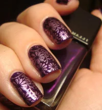 https://image.sistacafe.com/w200/images/uploads/content_image/image/234371/1477070988-7-cute-dark-purple-nail-design.jpg