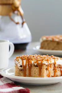 https://image.sistacafe.com/w200/images/uploads/content_image/image/237152/1477468242-Caramel-Apple-Poke-Cake.jpg