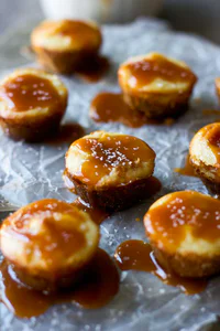 https://image.sistacafe.com/w200/images/uploads/content_image/image/237170/1477468504-Mini-Caramel-Apple-Cheesecakes-with-Brown-Butter-Butter-Graham-Cracker-Crust-3.jpg