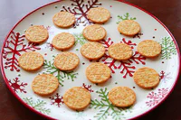 https://image.sistacafe.com/w200/images/uploads/content_image/image/242353/1478072323-candy-dipped-peanut-butter-ritz-cookies-2.jpg