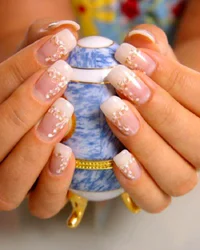 https://image.sistacafe.com/w200/images/uploads/content_image/image/244807/1478324775-White-And-Gold-Nail-Design-30.jpg