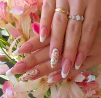 https://image.sistacafe.com/w200/images/uploads/content_image/image/244809/1478324803-White-And-Gold-Nail-Design-28.jpg