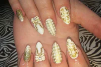 https://image.sistacafe.com/w200/images/uploads/content_image/image/244816/1478324924-White-And-Gold-Nail-Design-19.jpg
