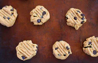 https://image.sistacafe.com/w200/images/uploads/content_image/image/24555/1438775233-Grain-free-peanut-butter-chocolate-chip-cookies-5.jpg