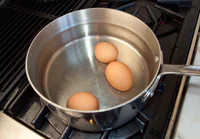 https://image.sistacafe.com/w200/images/uploads/content_image/image/245800/1478498493-asparagus-egg-salad-boiling-eggs.jpg