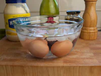 https://image.sistacafe.com/w200/images/uploads/content_image/image/245802/1478498560-asparagus-egg-salad-cooling-eggs.jpg