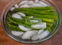 https://image.sistacafe.com/w200/images/uploads/content_image/image/245808/1478498718-asparagus-egg-salad-shocking-asparagus.jpg