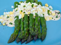 https://image.sistacafe.com/w200/images/uploads/content_image/image/245811/1478498827-Asparagus-and-Chopped-Egg-Salad-with-Dijon-Sauce2.jpg