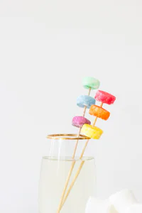 https://image.sistacafe.com/w200/images/uploads/content_image/image/247181/1478672355-DIY-Rainbow-Marshmallow-Drink-Stirrers2-600x900.jpg