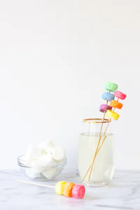 https://image.sistacafe.com/w200/images/uploads/content_image/image/247191/1478672372-DIY-Marshmallow-Drink-Stirrers-600x900.jpg