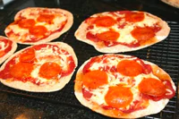 https://image.sistacafe.com/w200/images/uploads/content_image/image/24862/1438857806-Mini-Pizzas.jpg
