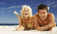 https://image.sistacafe.com/w200/images/uploads/content_image/image/25182/1439177215-happy-young-couple-on-the-beach-01.jpg