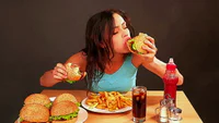https://image.sistacafe.com/w200/images/uploads/content_image/image/25289/1438952397-stock-footage-woman-eating-fast-food-time-lapse.jpg