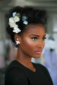 https://image.sistacafe.com/w200/images/uploads/content_image/image/253213/1479709777-wispy-updo-with-flowers.jpg