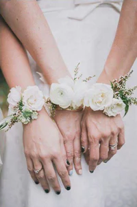 https://image.sistacafe.com/w200/images/uploads/content_image/image/254521/1479827181-white-bridesmaids-wrist-corsage.jpg