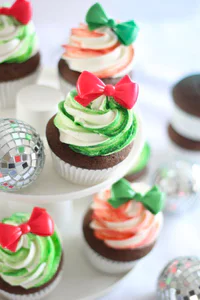 https://image.sistacafe.com/w200/images/uploads/content_image/image/258525/1480580459-Gingerbread-Cupcakes-Candy-Stripe-Frosting.jpg