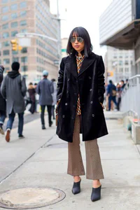 https://image.sistacafe.com/w200/images/uploads/content_image/image/259619/1480866320-cropped-flares-printed-pants-mixed-prints-velvet-coat-nyfw-street-style-mules-hbz.jpg
