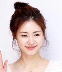 https://image.sistacafe.com/w200/images/uploads/content_image/image/260674/1481045545-Pretty-Korean-Messy-Bun-Hairstyle.jpg