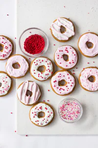 https://image.sistacafe.com/w200/images/uploads/content_image/image/263338/1481434369-gallery-1470084950-gingerbread-donut-cookies-tutorial2-600x900.jpg