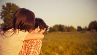 https://image.sistacafe.com/w200/images/uploads/content_image/image/263363/1481436215-20151006130532-couple-love-romance-girl-guy-people-piggy-back-field.jpeg