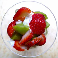 https://image.sistacafe.com/w200/images/uploads/content_image/image/26488/1439466949-kiwi-strawberry-parfait.jpg