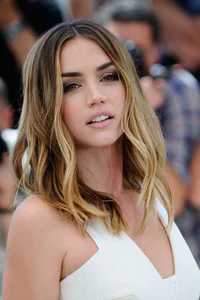 https://image.sistacafe.com/w200/images/uploads/content_image/image/273890/1482925488-ana-de-armas-hands-of-stone-photocall-at-cannes-film-festival-5-16-2016-22.jpg