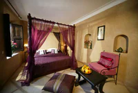 https://image.sistacafe.com/w200/images/uploads/content_image/image/276021/1483430060-Canopy-beds-For-the-Modern-Bedroom-Freshome-141.jpg