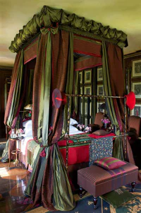 https://image.sistacafe.com/w200/images/uploads/content_image/image/276023/1483430121-Canopy-beds-For-the-Modern-Bedroom-Freshome-161.jpg