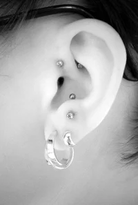 https://image.sistacafe.com/w200/images/uploads/content_image/image/278070/1483714041-Cute-Ear-Piercing-Types-and-Locations-16.jpg