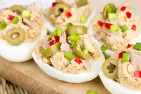 https://image.sistacafe.com/w200/images/uploads/content_image/image/284669/1484820730-6-Ingredient-Tuna-Salad-Stuffed-Eggs.jpg