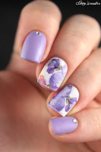 https://image.sistacafe.com/w200/images/uploads/content_image/image/285258/1484889622-White-and-Purple-Nails-1.jpg