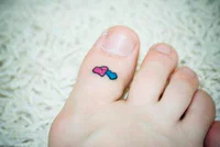https://image.sistacafe.com/w200/images/uploads/content_image/image/285468/1484898296-Cute-Hearts-Big-Toe-Tattoo.jpg