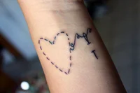 https://image.sistacafe.com/w200/images/uploads/content_image/image/285473/1484898426-Treaded-Small-Heart-tattoo.jpg