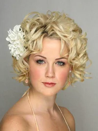 https://image.sistacafe.com/w200/images/uploads/content_image/image/286330/1485061999-Short-Blonde-Curly-Wedding-Hairstyle.jpg